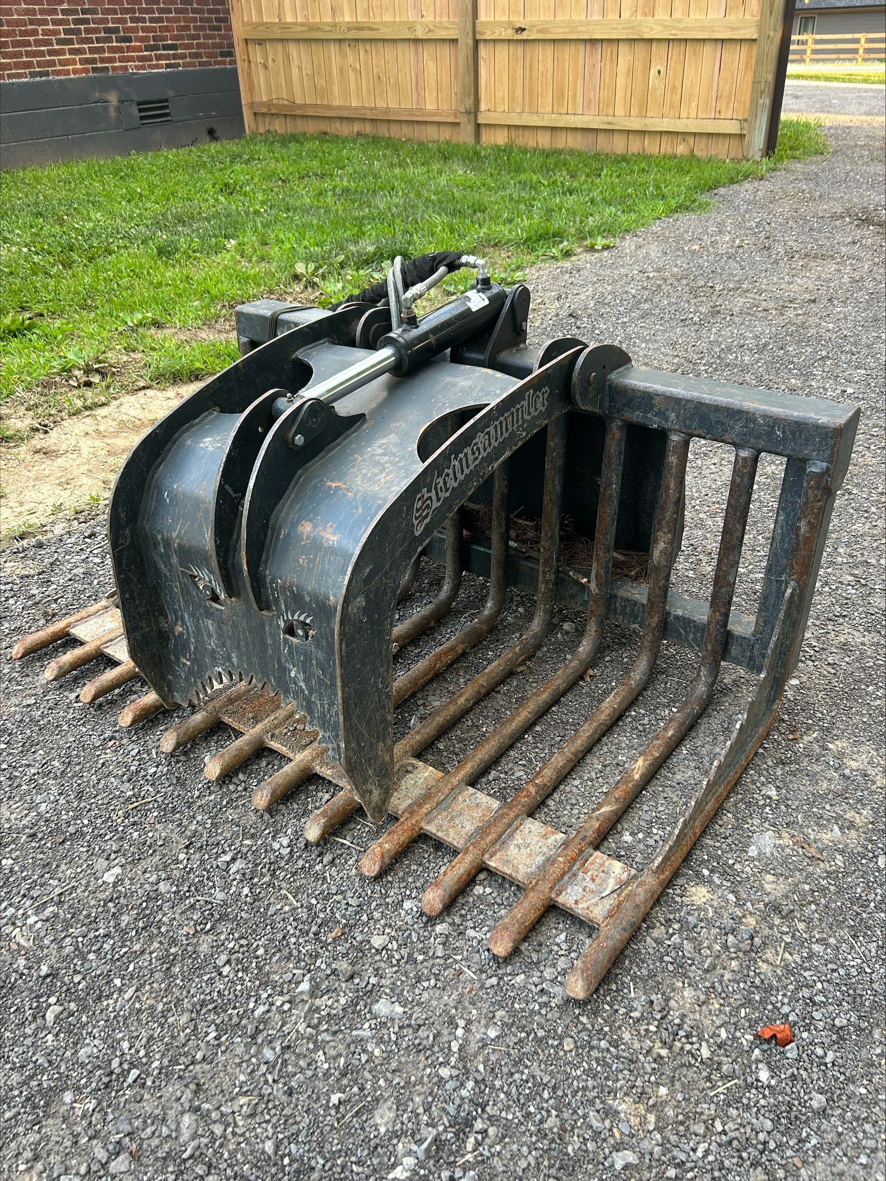 Hydraulic grapple bucket attachment for rent near Nashville, TN – Ditch Witch Sk800